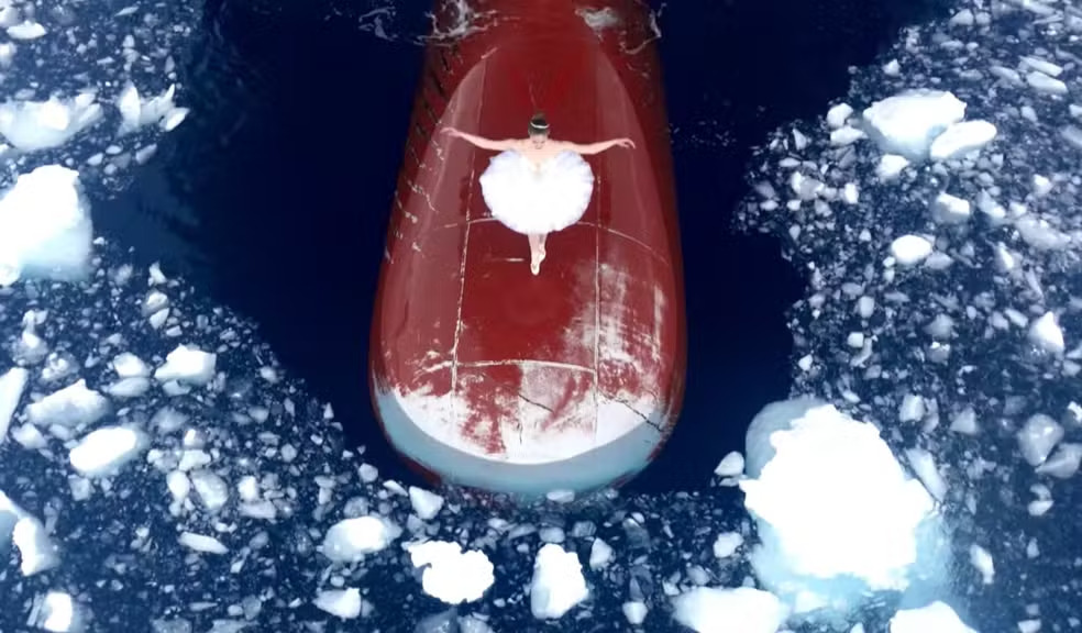 Bailarina francesa dança na proa de navio pela Antártida e viraliza